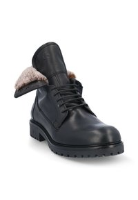 Bota de cuero negro con punta redonda, cordones y un cuello forrado de pelo sintético. Presenta una suela robusta y un logotipo distintivo en el costado.