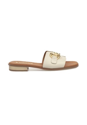 Sandalias de slide abiertas en cuero crema, con una correa texturizada y un acento de cadena en tono dorado. Tacón plano, plantilla acolchada.