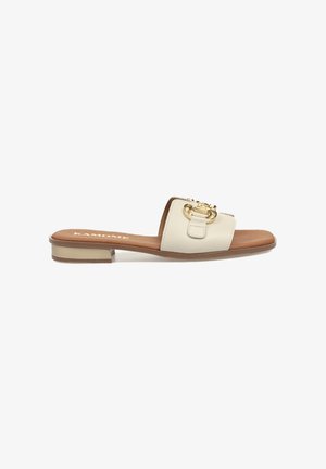 Sandalias de slide abiertas en cuero crema, con una correa texturizada y un acento de cadena en tono dorado. Tacón plano, plantilla acolchada.