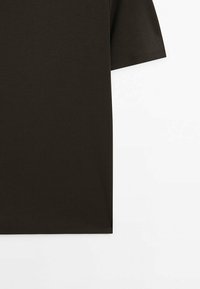 Mørkebrun T-shirt med korte ærmer, lavet af glat stof. Simpelt design med rund hals, lige kant og uden synlige mønstre eller detaljer.