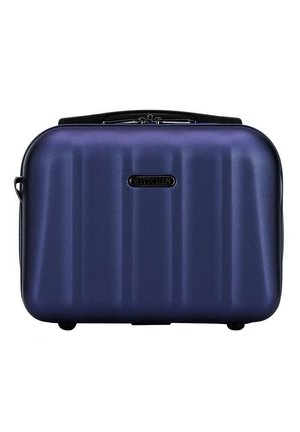 Harde koffer in diep paars met verticale ribbels, zwarte accenten, een bovenhandvat en een ritssluiting. Glad textuur oppervlak.