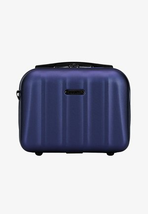 Maleta rígida de color púrpura profundo con surcos verticales, acentos negros, asa superior y cierre con cremallera. Superficie lisa al tacto.