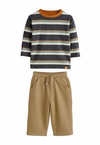 Stribet langærmet skjorte i mørkegrå, teal og orange; parret med beige shorts med elastisk talje og sidelommer.