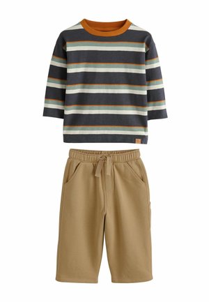 Stribet langærmet skjorte i mørkegrå, teal og orange; parret med beige shorts med elastisk talje og sidelommer.