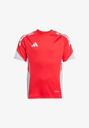 Camiseta deportiva roja con detalles en blanco, manga corta, cuello redondo y etiqueta "AEROREADY". Cuenta con tres rayas blancas en los hombros.