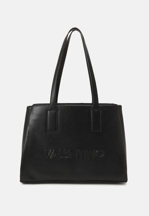 Svart läder tote-väska med två axelremmar, som har en präglad "VALENTINO"-logotyp på framsidan, strukturerad rektangulär design.