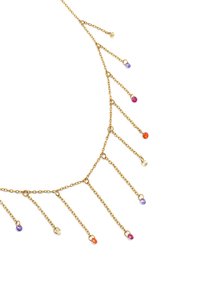 Collar de cadena de oro con cinco hebras de diferentes longitudes, adornado con piedras preciosas de colores púrpura, rosa, naranja y amarillo.