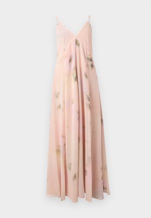 Robe maxi rose clair sans manches avec fines bretelles et motif floral subtil, dotée d'un décolleté en V profond et d'une silhouette fluide.