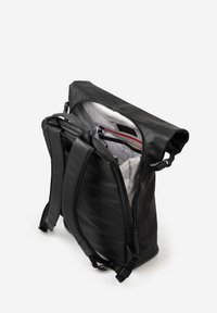 Schwarzer Lederrucksack mit Roll-Top-Design; verfügt über verstellbare Gurte und ein Innenfutter mit Gittermuster, mehreren Taschen und roten Akzenten.