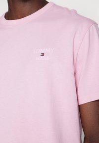 Tommy Jeans TEE - T-shirts - ballet pink