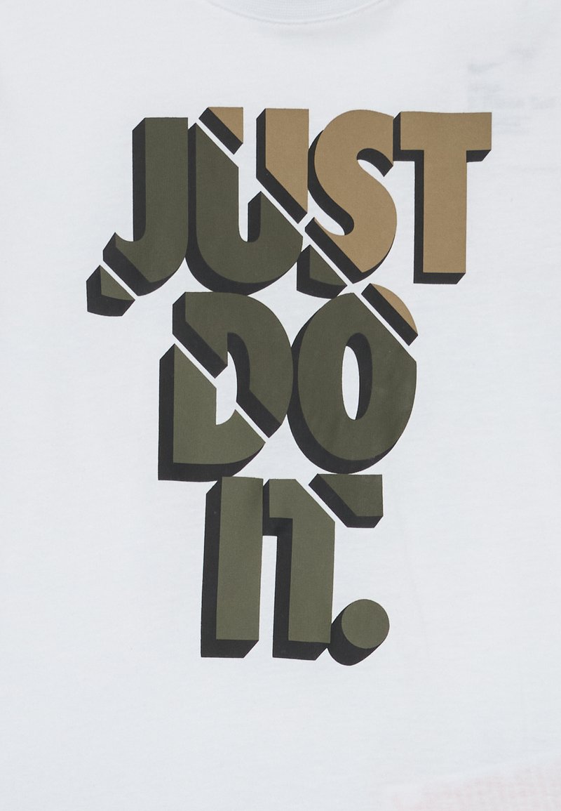 T-shirt blanc avec un design de texte en relief audacieux en vert et beige affichant "FAITES-LE." Le texte a des bords nets avec un léger effet d'ombre.