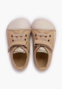 Scarpe per bambini in pelle tannata con suola in gomma, caratterizzate da una punta rotonda, design con lacci e cinturino in velcro. Texture liscia, stile minimalista.