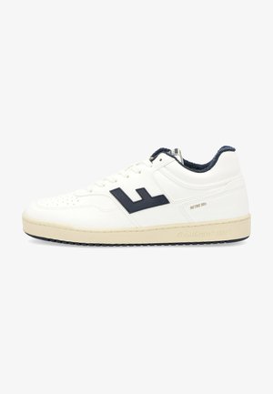 Białe sneakersy w stylu retro z teksturowaną skórzaną cholewką, granatowymi akcentami, perforowanymi detalami na czubku oraz gumową podeszwą.