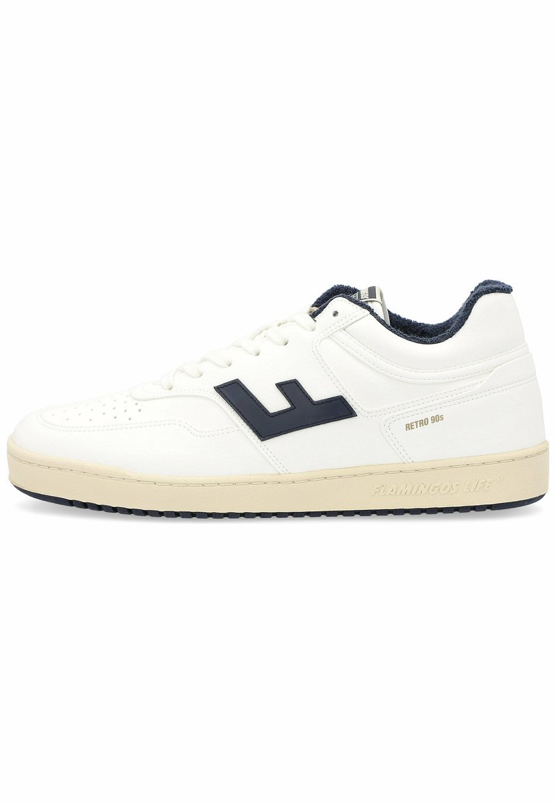 Deportivas blancas de estilo retro con una parte superior de cuero texturizado, acentos en azul marino, detalles perforados en la punta y una suela de goma.