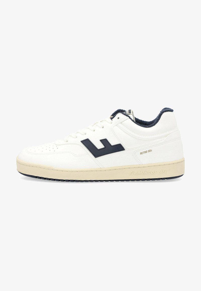 Deportivas blancas de estilo retro con una parte superior de cuero texturizado, acentos en azul marino, detalles perforados en la punta y una suela de goma.