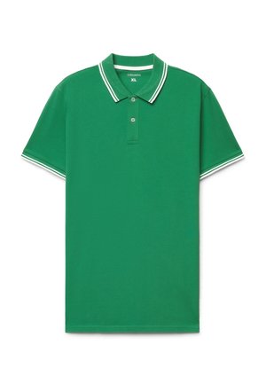 Polo verde a maniche corte con doppie strisce bianche sul colletto e ai bordi delle maniche, con due bottoni e etichetta taglia XL.