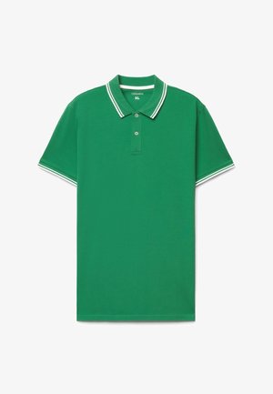 Polo verde a maniche corte con doppie strisce bianche sul colletto e ai bordi delle maniche, con due bottoni e etichetta taglia XL.
