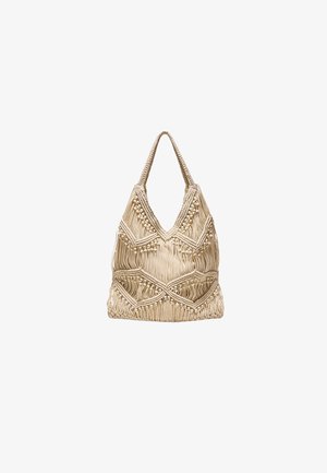 Beige macramé schoudertas met diamant- en franje patronen, voorzien van een gevlochten handvat en textuurvolle decoratieve knopen.