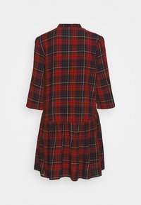 Punainen ja sininen ruudullinen mekko, jossa on kellotettu hame, kolmanneksen mittaiset hihat ja kerroasta ahdettu vyötärö. Valmistettu pehmeästä kankaasta.