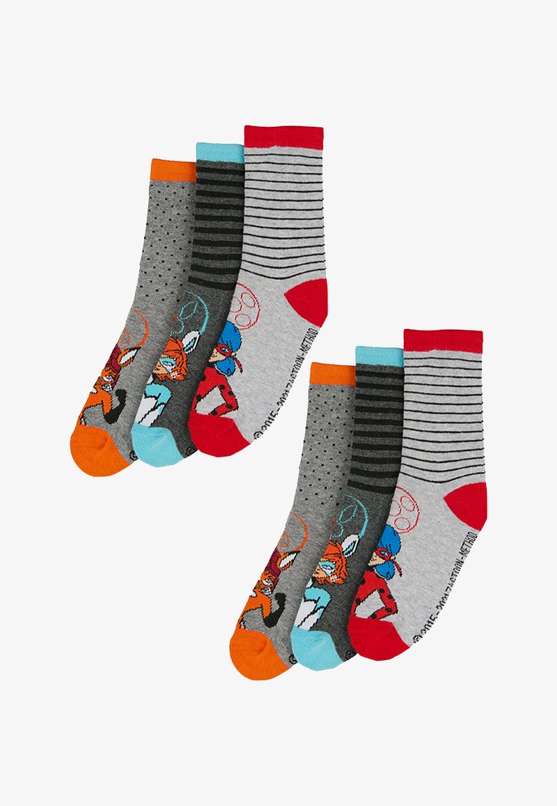 Quattro paia di calzini di cotone: grigio con accenti arancioni, a pois; a righe grigie; azzurri con dettagli rossi sulle punte. Presentano design di cartoni animati.