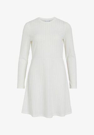 Witte lange mouwen jurk met een geribbelde textuur. Getailleerd lijfje loopt uit in de taille. Ronde halslijn en rechte mouwen. Strak, minimalistisch ontwerp.