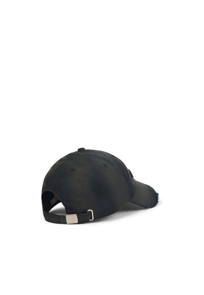 Cappellino da baseball in cotone nero con visiera curvata, cinturino regolabile e una texture usurata nella parte posteriore. Fibbia in metallo per la regolazione della dimensione.