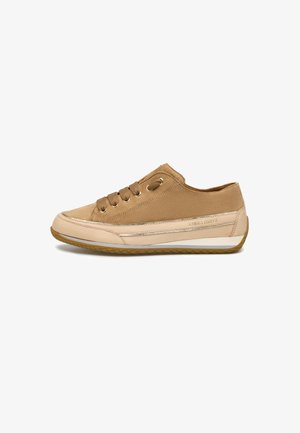 Beige Low-Top Sneaker mit Schnürverschluss, Obermaterial aus Wildleder, leichten Lederakzenten und einer Gummisohle.