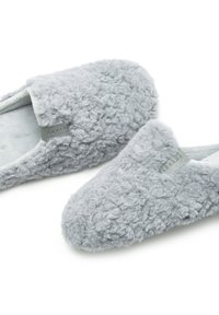 Pelēki pūkaini zābaki, kas izgatavoti no mīksta, plush materiāla. Ar slēgtu pirkstu dizainu, ar teksturētu virsmu un diskretu logo akcentu augšdaļā.