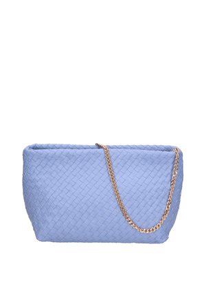 Borsa a tracolla in pelle blu intrecciata con una texture liscia, dotata di una tracolla in catena dorata e una forma rettangolare.