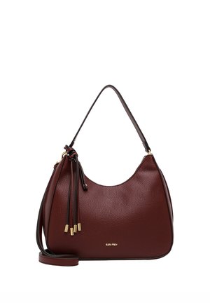 Borsa a tracolla in pelle marrone con texture, dettagli in oro e doppie tracolle, con manico corto e tracolla regolabile più lunga.
