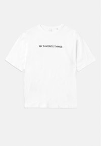 Fehér pamut póló, rövid ujjakkal és kerek nyakkal, az elülső és a hátsó oldalon fekete betűkkel a "KEDVENC DOLGAIM" felirattal.