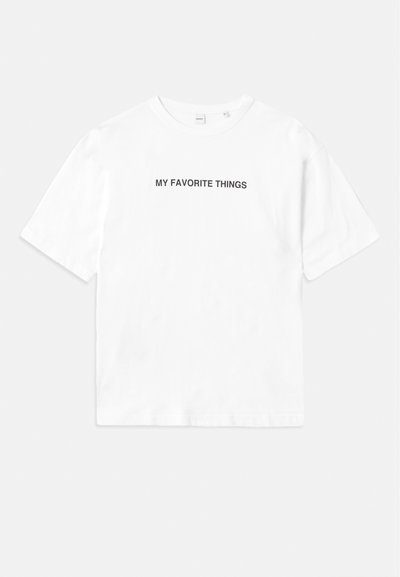 Weißes Baumwoll-T-Shirt mit kurzen Ärmeln und Rundhalsausschnitt, mit dem Text "MEINE LIEBLINGS DINGE" in Schwarz auf der Vorder- und Rückseite bedruckt.