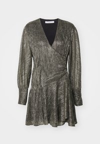 Robe métallique vert foncé à manches longues, décolleté en V profond, surface texturée et jupe évasée, avec un design enroulé.