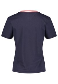 Námořnické tričko s krátkým rukávem, které má V-výstřih s červeným a bílým proužkováním na límci a hladkou, jemnou texturou.