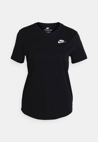Svart Nike t-shirt med kort ärm och rund halsringning, med vit Nike-logotyp på vänster bröst och "The Nike Tee"-etikett inuti kragen.