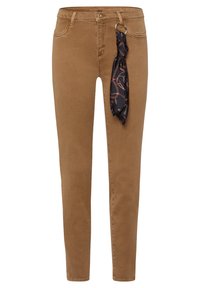 Jean skinny marron en coton, avec une boucle latérale ornée d'un foulard foncé à motif. Texture lisse et design classique à cinq poches.