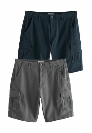 Två par cargo-shorts: en marinblå och en grå. Båda har framfickor och sidofickor för cargo. Tillverkade av lätt bomullstyg.