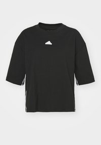 Musta puuvillapaita lyhyillä hihoilla, jossa on valkoinen logo rinnassa ja sivuilla eriväriset raidat. Pyöristetty kaula-aukko.