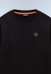Sort sweatshirt med rund hals, lille rundt logo på venstre bryst og orange kant indeni halsudskæringen.