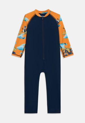 Navyblaue einteilige Badeanzug mit langen Ärmeln, orangefarbenem Oberteil mit einem verspielten Unterwasser-Muster und einem Reißverschluss auf der Vorderseite.