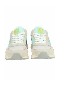 Sneakers con una toma in rete verde menta, accenti in suede beige, lacci bianchi e un contorno rosa sulla suola; presenta il logo sulla linguetta.