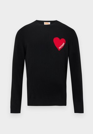 Maglione nero in maglia con un cuore rosso e la scritta "FUTURE" sul lato sinistro del petto. Design con scollo rotondo, maniche lunghe e polsini a costine.