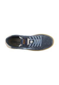 Sneaker in camoscio blu con dettagli traforati, lacci azzurri e suola in gomma color sabbia. Presenta il logo sulla linguetta e sul pannello laterale.