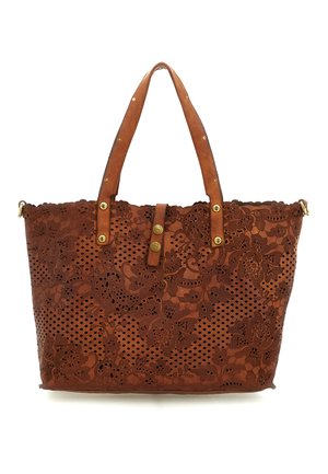Borsa tote in pelle marrone con motivi floreali ritagliati, borchie e bottoni tono oro e doppi manici a spalla.