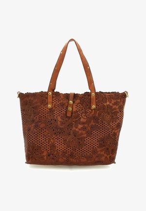 Borsa tote in pelle marrone con motivi floreali ritagliati, borchie e bottoni tono oro e doppi manici a spalla.