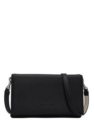 Zwarte rechthoekige leren crossbodytas met verstelbare riem en subtiel blinddruk logo op de voorflap.