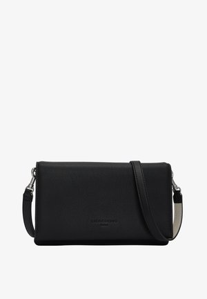 Czarna prostokątna skórzana torebka na ramię z regulowanym paskiem i subtelnym tłoczonym logo marki na klapie przedniej.