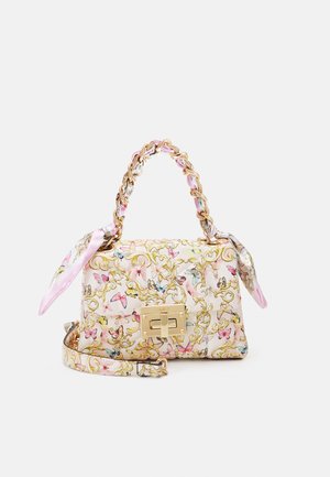 Sac à main matelassé avec un imprimé floral pastel et des accents dorés. Équipé d'une chaîne et d'un détail en foulard en soie. Inclut une bandoulière réglable.