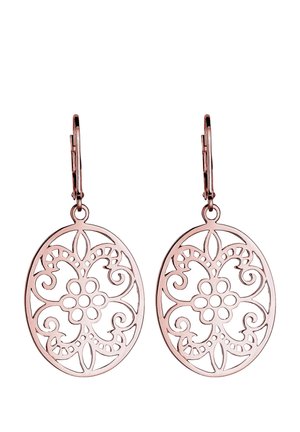 Paire de boucles d'oreilles ovales en or rose avec des motifs de découpe floraux et en spirale complexes et des fermoirs à levier.