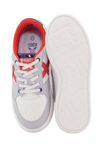 Zapatillas deportivas de malla en gris con acentos en rojo y azul, cordones blancos y suela de goma blanca texturizada. Presenta un diseño de punta redondeada.